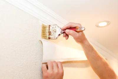 Pose de papier peint à Plougoulm — revêtements muraux et toiles de verre